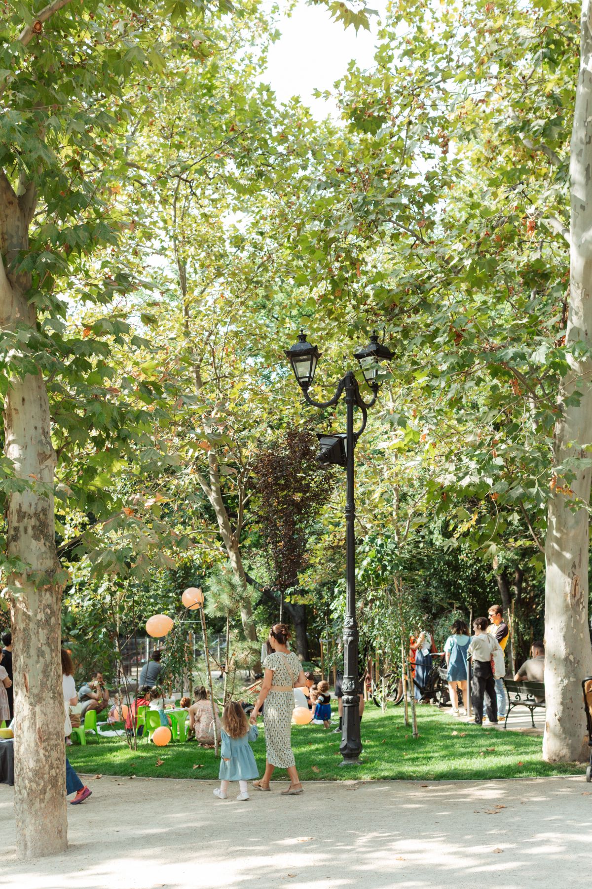 Alee în parc, cu oameni la festival