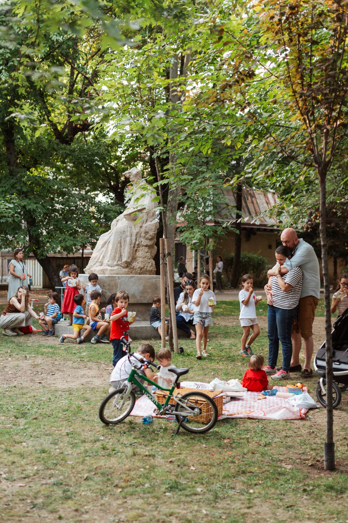 Vecini și copii la picnic în parc, la Festivalul LOC